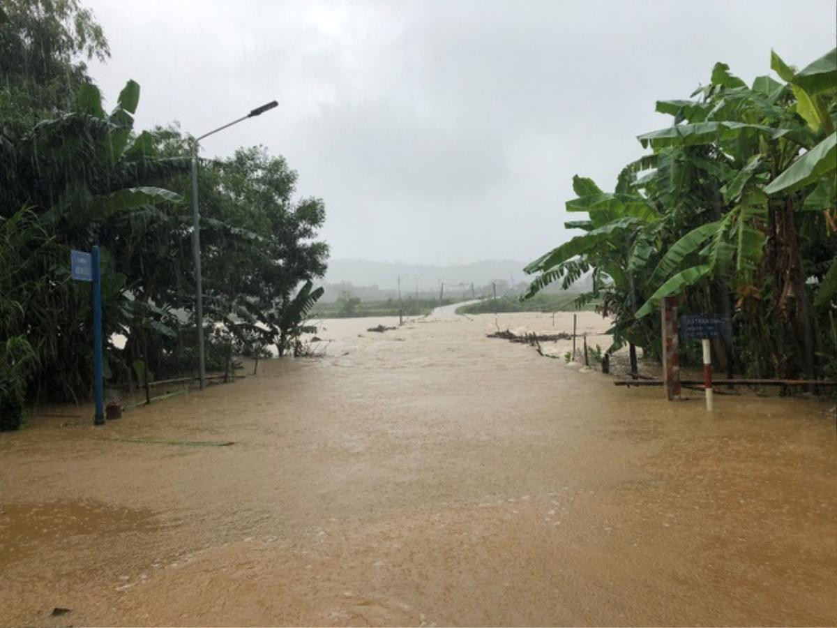 Mưa lớn chia cắt, cô lập nhiều bản làng, hàng ngàn học sinh ở Quảng Bình nghỉ học Ảnh 2