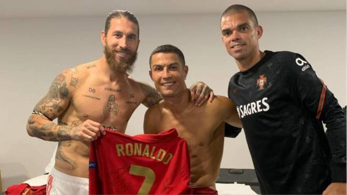 Ronaldo tặng Ramos áo đấu, gạt mọi hiềm khích Ảnh 2