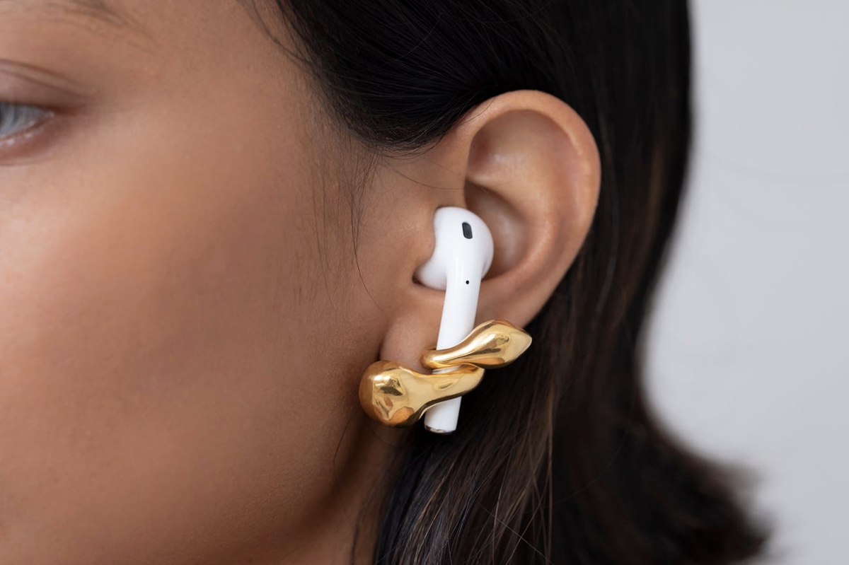 Hãng phụ kiện ra mắt khuyên tai giữ AirPods độc lạ, muốn làm rơi cũng không dễ Ảnh 7