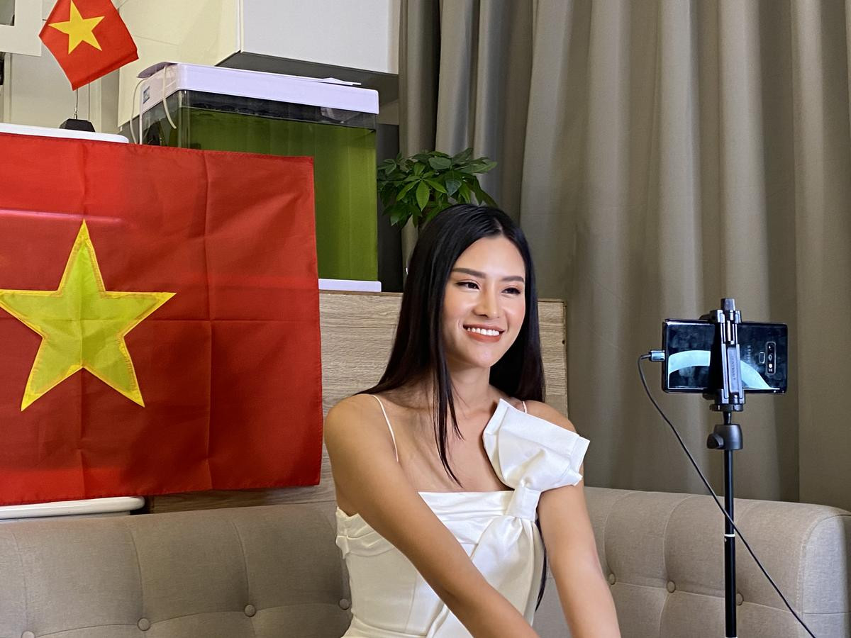 Đại diện Việt Nam - Thái Thị Hoa gây bất ngờ về nhan sắc, ngoại ngữ 'chào sân' Miss Earth 2020 Ảnh 1