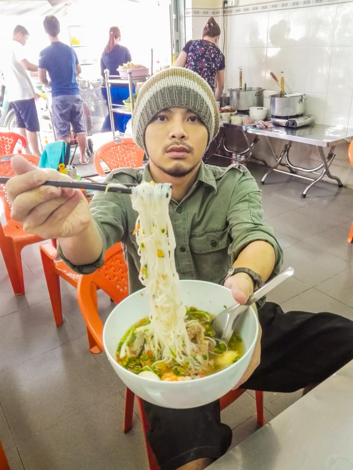 Namewee - Nam ca sĩ Malaysia từng hát cùng Hồ Quang Hiếu chấp nhận thử thách du lịch của Khả Ngân tại Việt Nam Ảnh 7