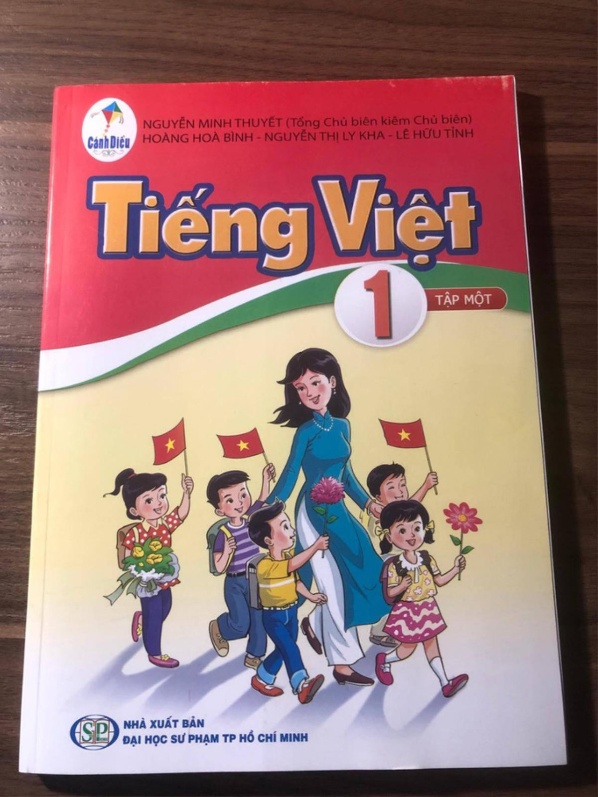 'Sạn' trong sách Tiếng Việt 1: Bộ GD-ĐT yêu cầu Hội đồng thẩm định SGK phải rà soát, giải trình rõ Ảnh 1