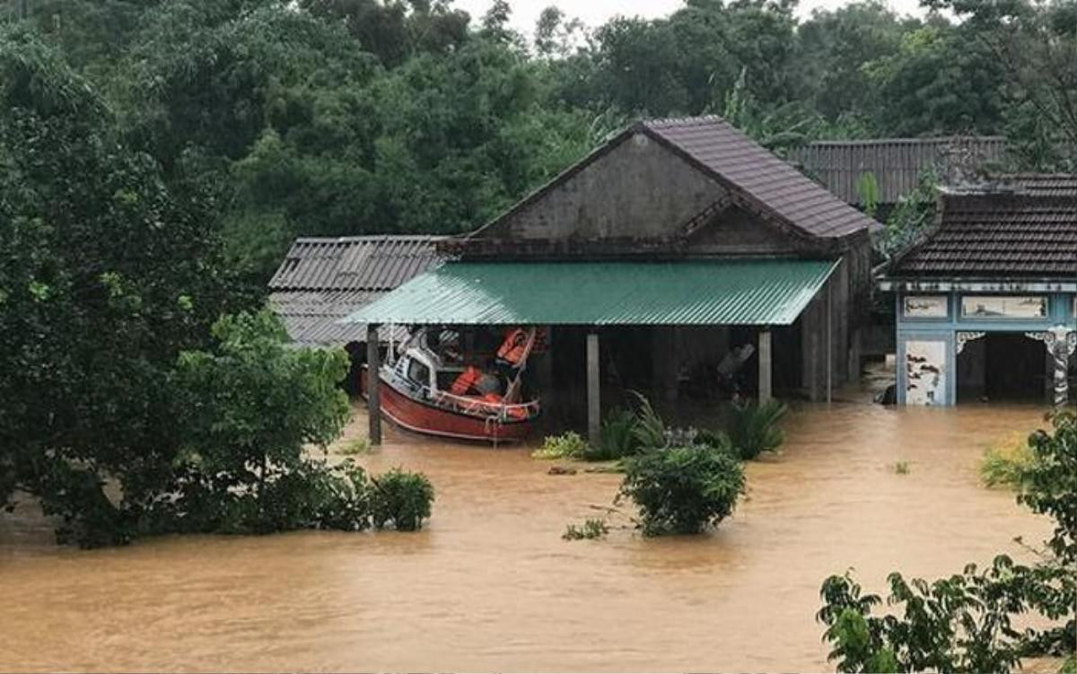 Thủy Tiên kêu gọi 2 tỷ đồng giúp miền Trung, tức tốc bay ra Huế cứu trợ Ảnh 3