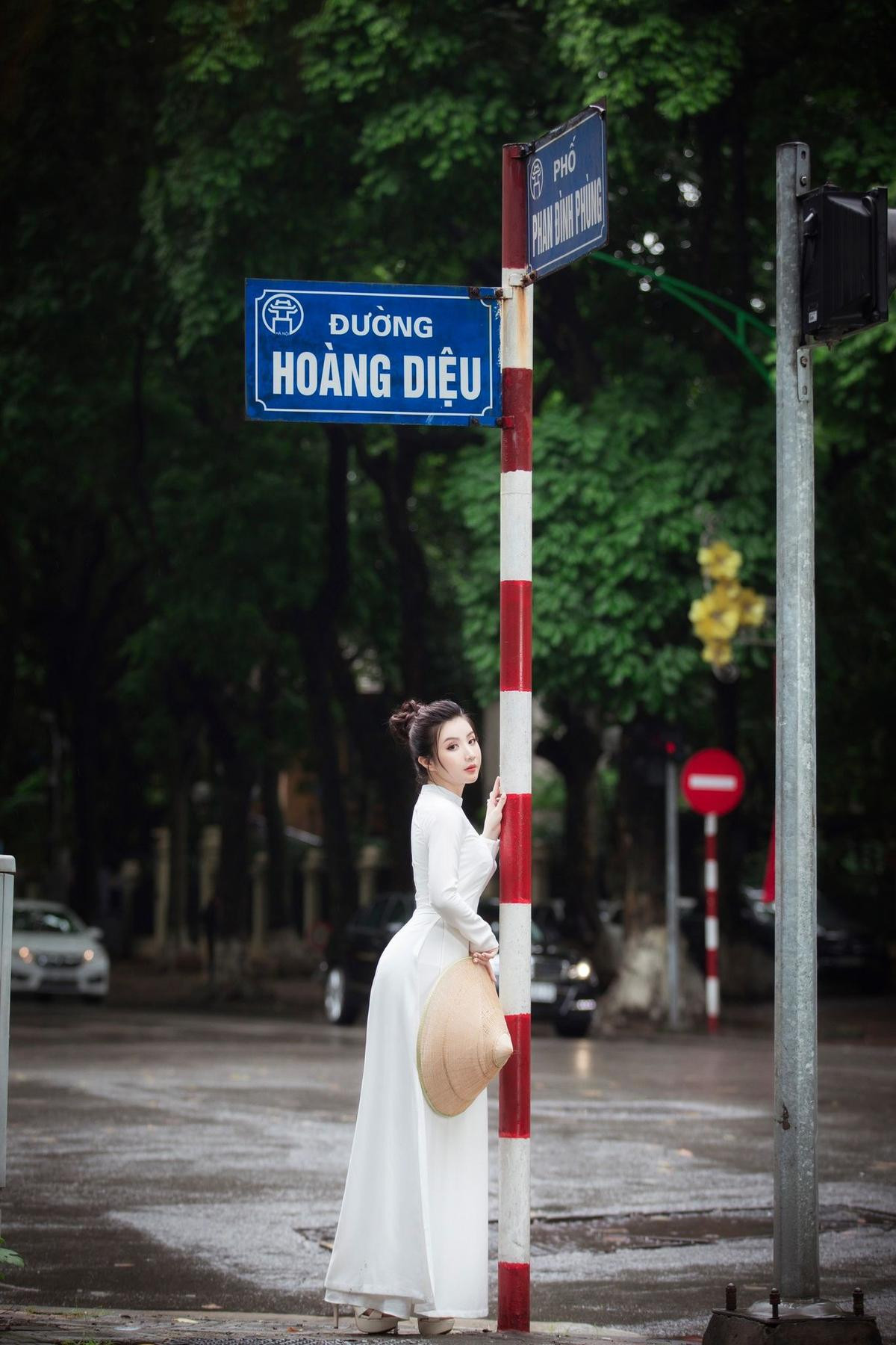 Miss Model 2020 Hà Phương đẹp dịu dàng trong lần đầu diện áo dài Ảnh 4