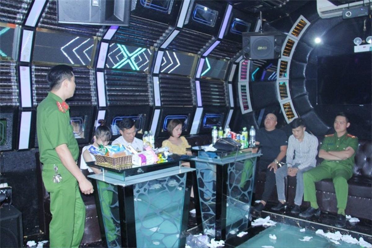 Thanh niên 20 tuổi tổ chức 'tiệc' ma tuý cùng nhiều cặp nam nữ bay lắc trong phòng Vip quán karaoke Ảnh 1