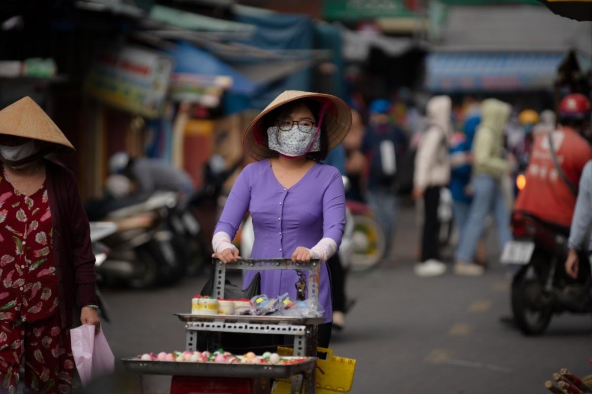 'Chị Bảy' Phương Mỹ Chi khiến khán giả hoảng hốt vì nhảy múa bán hàng rong Ảnh 2