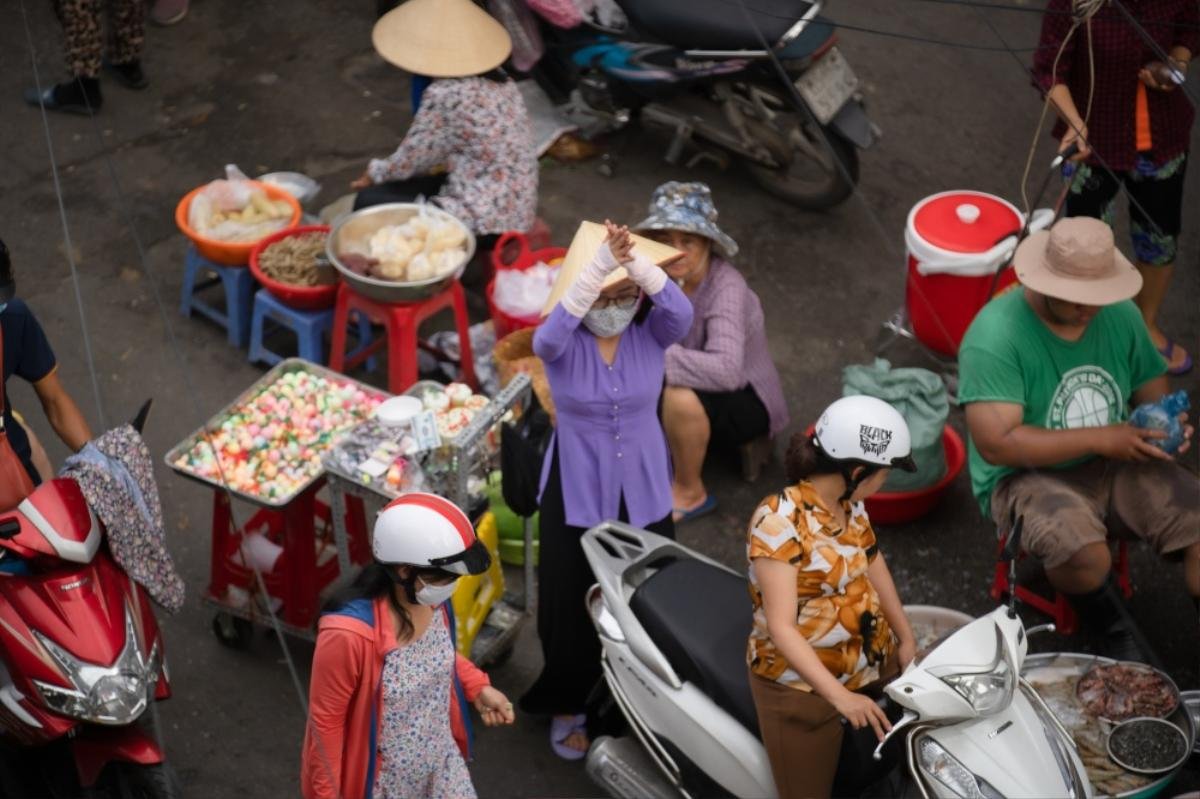 'Chị Bảy' Phương Mỹ Chi khiến khán giả hoảng hốt vì nhảy múa bán hàng rong Ảnh 3