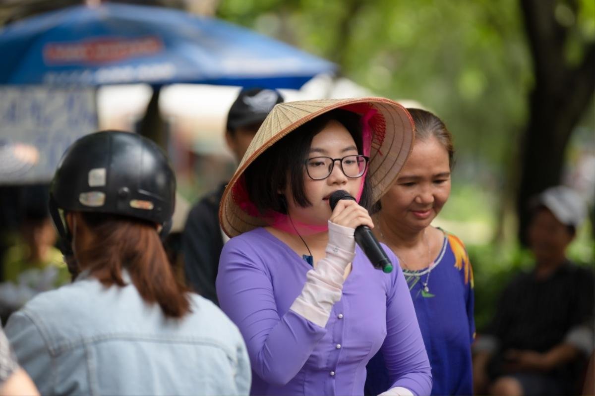 'Chị Bảy' Phương Mỹ Chi khiến khán giả hoảng hốt vì nhảy múa bán hàng rong Ảnh 4