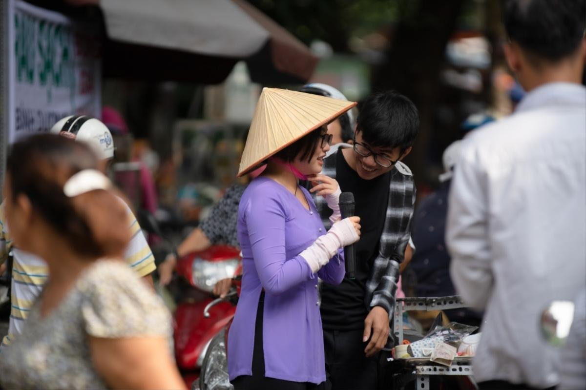 'Chị Bảy' Phương Mỹ Chi khiến khán giả hoảng hốt vì nhảy múa bán hàng rong Ảnh 5