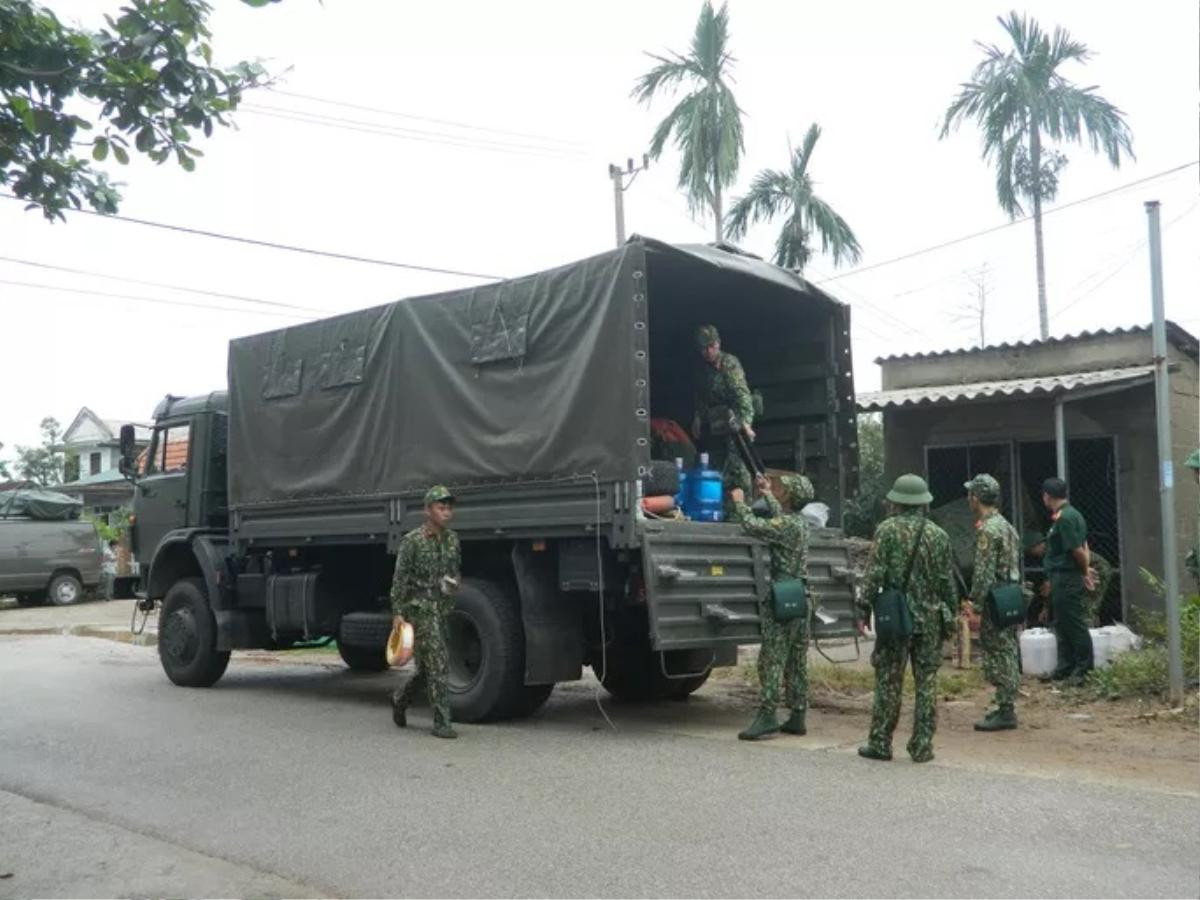 Trực thăng cùng trăm phương tiện tham gia ứng cứu người mất tích ở khu vực sạt lở tại thủy điện Rào Trăng 3 Ảnh 2