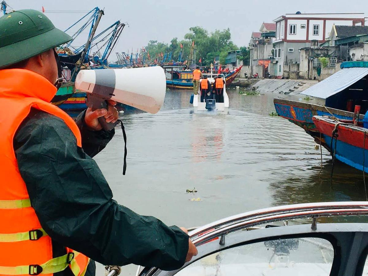 Ngư dân kéo thuyền bè lên bờ tránh bão số 7 Ảnh 4