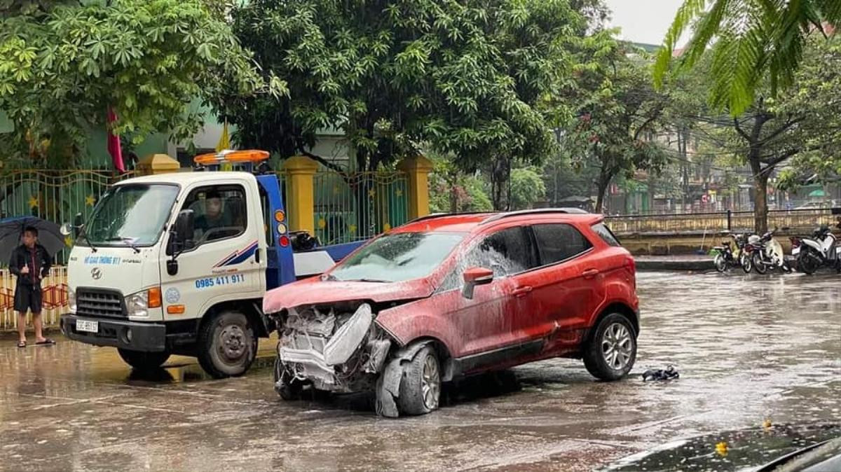 Xe ô tô mất lái tông đổ tường rào cổng trường mầm non, nhiều người khiếp vía Ảnh 2