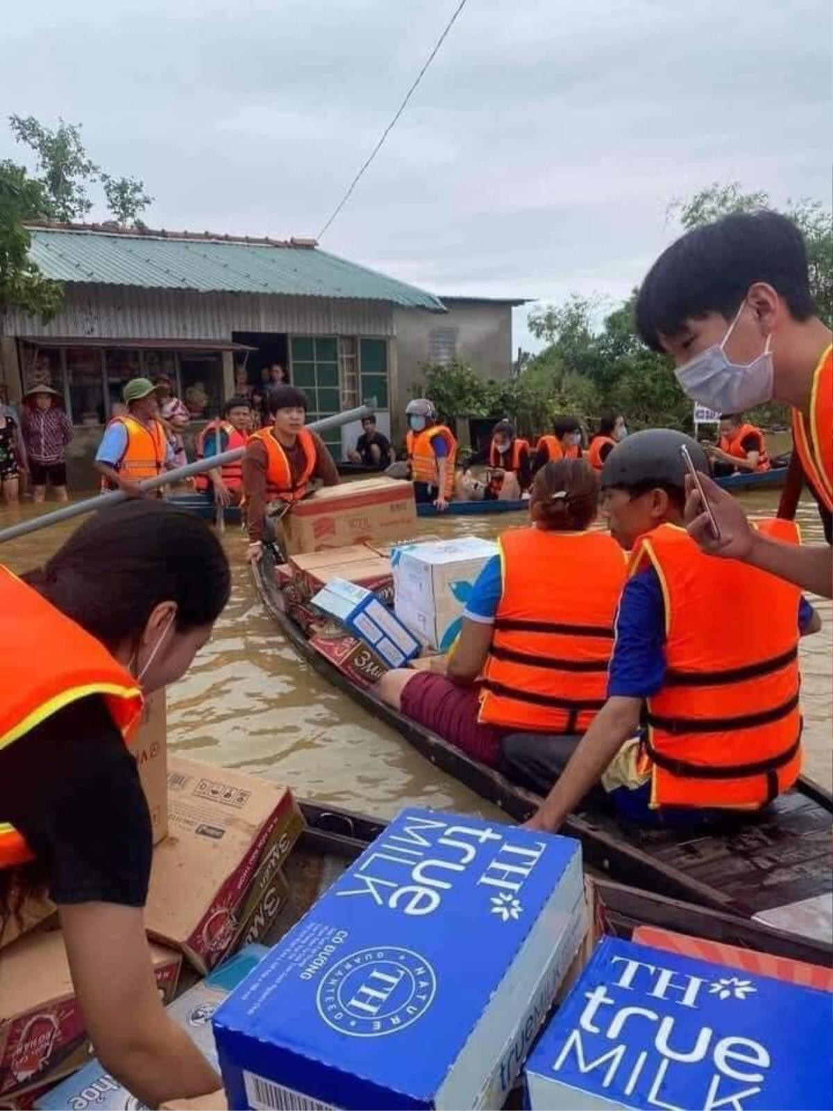 Thủy Tiên ngồi xuồng vào tận tâm lũ tại Huế để cứu trợ người dân gặp thiên tai Ảnh 7