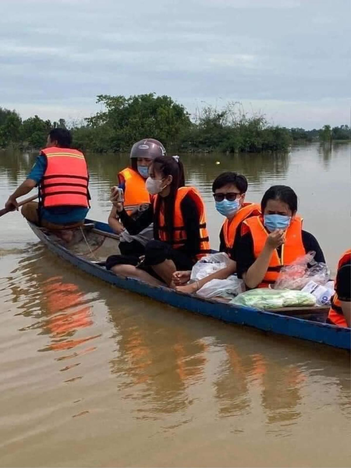 Thủy Tiên ngồi xuồng vào tận tâm lũ tại Huế để cứu trợ người dân gặp thiên tai Ảnh 4