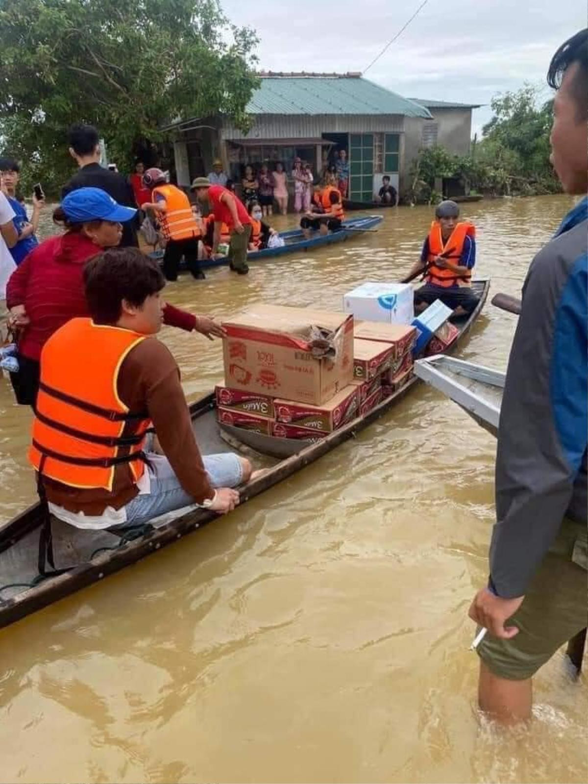 Thủy Tiên ngồi xuồng vào tận tâm lũ tại Huế để cứu trợ người dân gặp thiên tai Ảnh 6