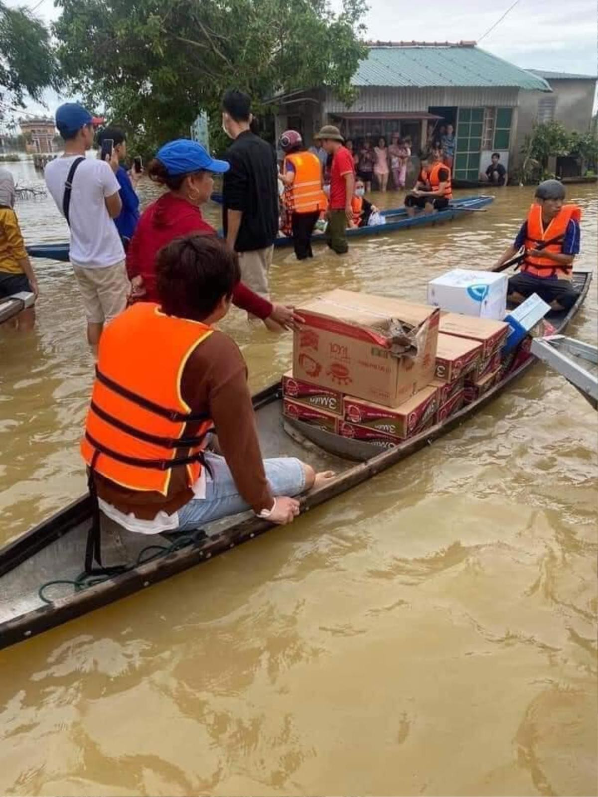 Thủy Tiên ngồi xuồng vào tận tâm lũ tại Huế để cứu trợ người dân gặp thiên tai Ảnh 5