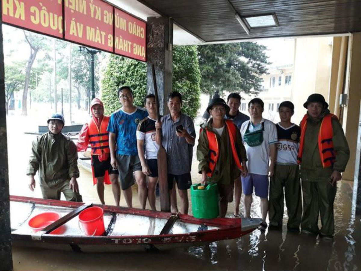 Thầy Hiệu trưởng đích thân chèo đò, lội nước kịp thời đưa thức ăn đến cho sinh viên trong đợt bão lũ Ảnh 3