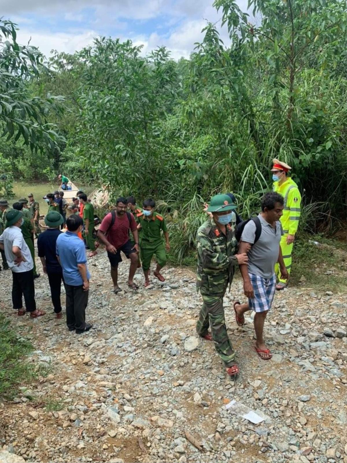 Vụ sạt lở Thủy điện Rào Trăng 3: Cứu được 19 công nhân, đưa thi thể đầu tiên ra ngoài theo đường thủy Ảnh 2