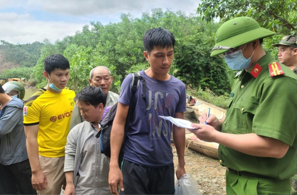 Vụ sạt lở Thủy điện Rào Trăng 3: Cứu được 19 công nhân, đưa thi thể đầu tiên ra ngoài theo đường thủy Ảnh 1