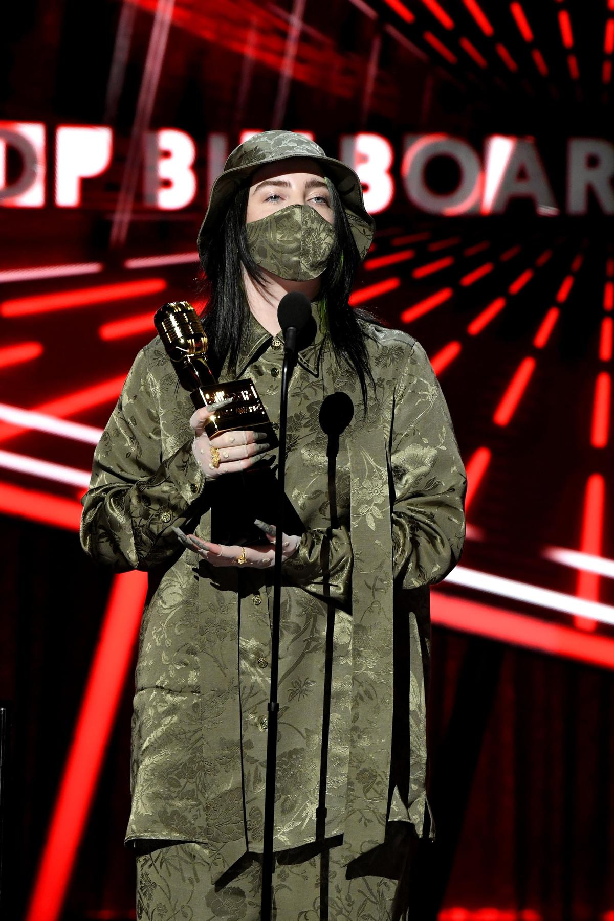 Thảm đỏ Billboard Music Awards 2020: Billie Eilish diện đồ kín bưng, không khí ảm đạm vì thiếu vắng nhiều tên tuổi đình đám Ảnh 3