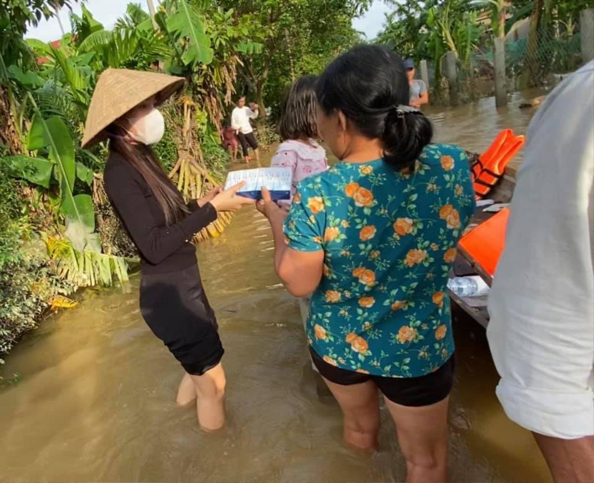 Thủy Tiên xắn quần lội nước đi từ thiện vùng 'rốn lũ' mà fan vẫn ngây ngất vì vòng 3 siêu đẹp Ảnh 1