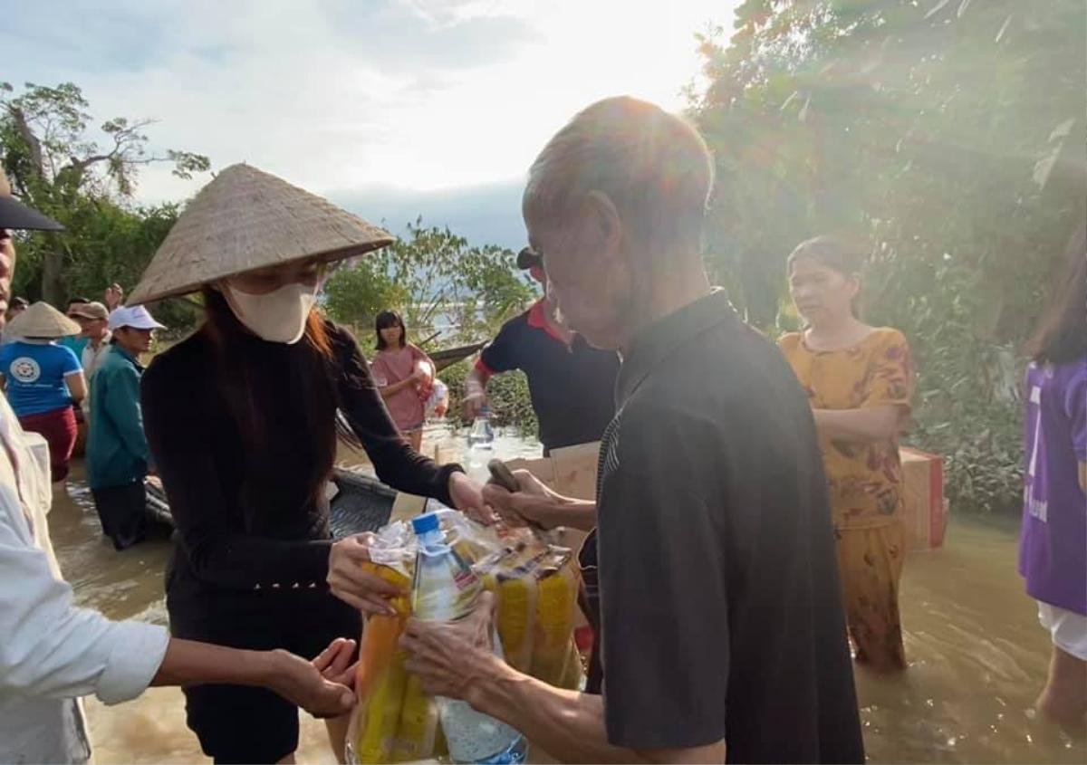 Thủy Tiên xắn quần lội nước đi từ thiện vùng 'rốn lũ' mà fan vẫn ngây ngất vì vòng 3 siêu đẹp Ảnh 8