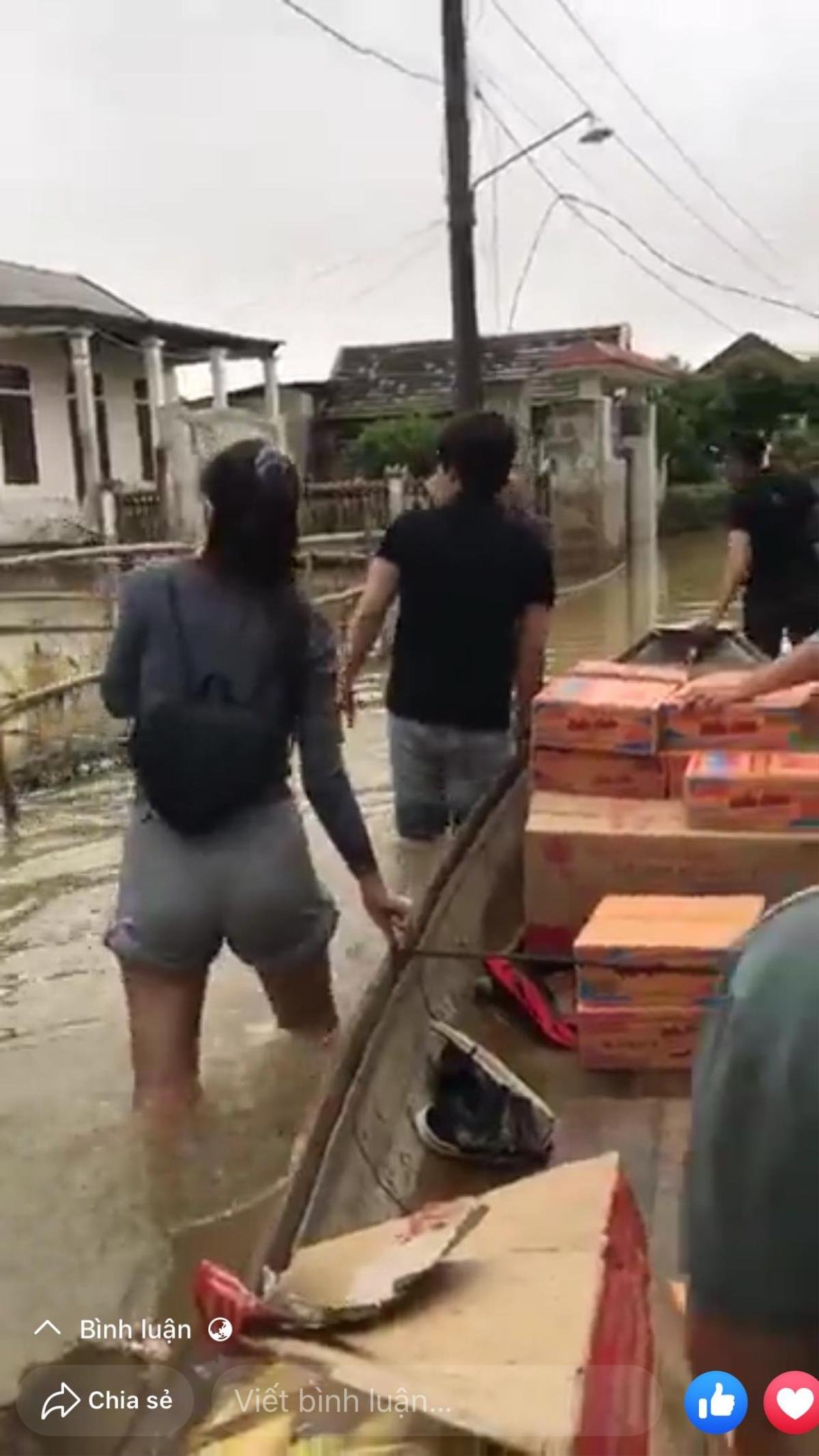 Thủy Tiên xắn quần lội nước đi từ thiện vùng 'rốn lũ' mà fan vẫn ngây ngất vì vòng 3 siêu đẹp Ảnh 3