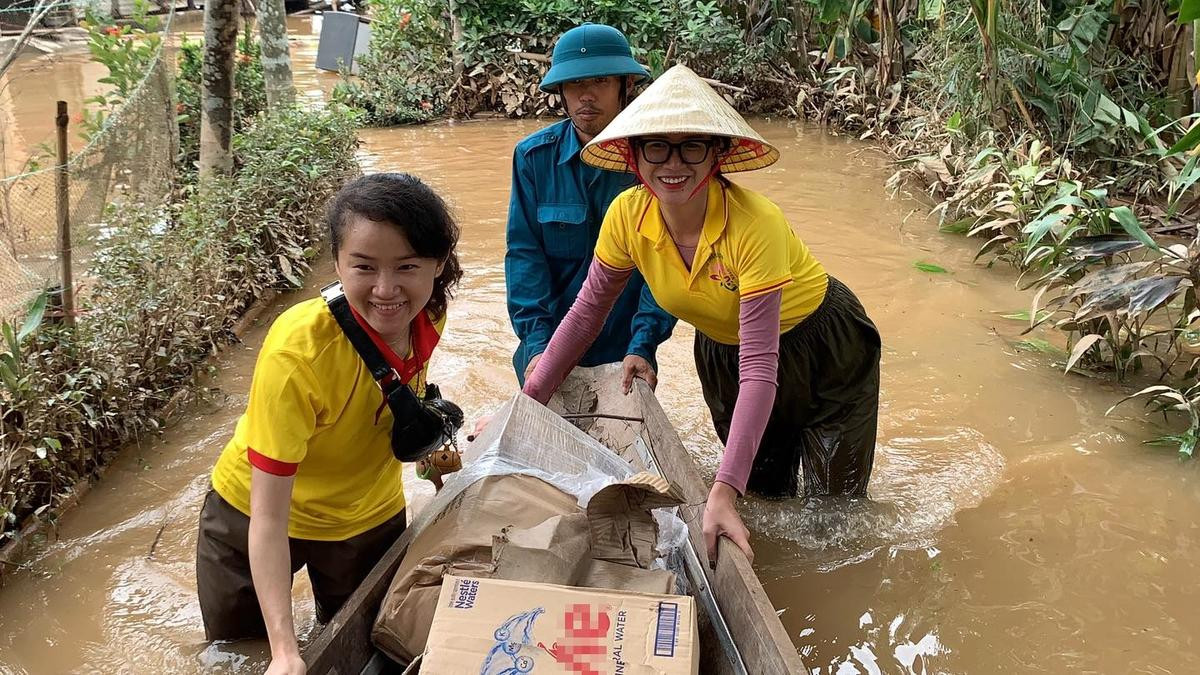 Ngoài Thủy Tiên, Trang Trần cũng đang ở vùng lũ miền Trung để cứu trợ Ảnh 3