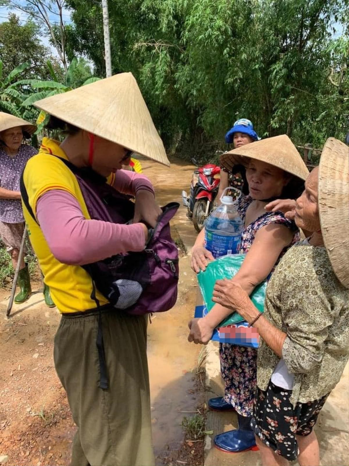 Ngoài Thủy Tiên, Trang Trần cũng đang ở vùng lũ miền Trung để cứu trợ Ảnh 5