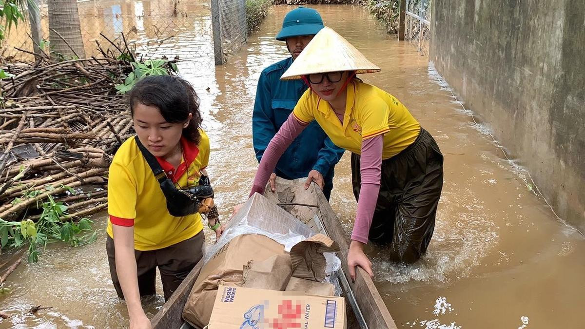 Ngoài Thủy Tiên, Trang Trần cũng đang ở vùng lũ miền Trung để cứu trợ Ảnh 1