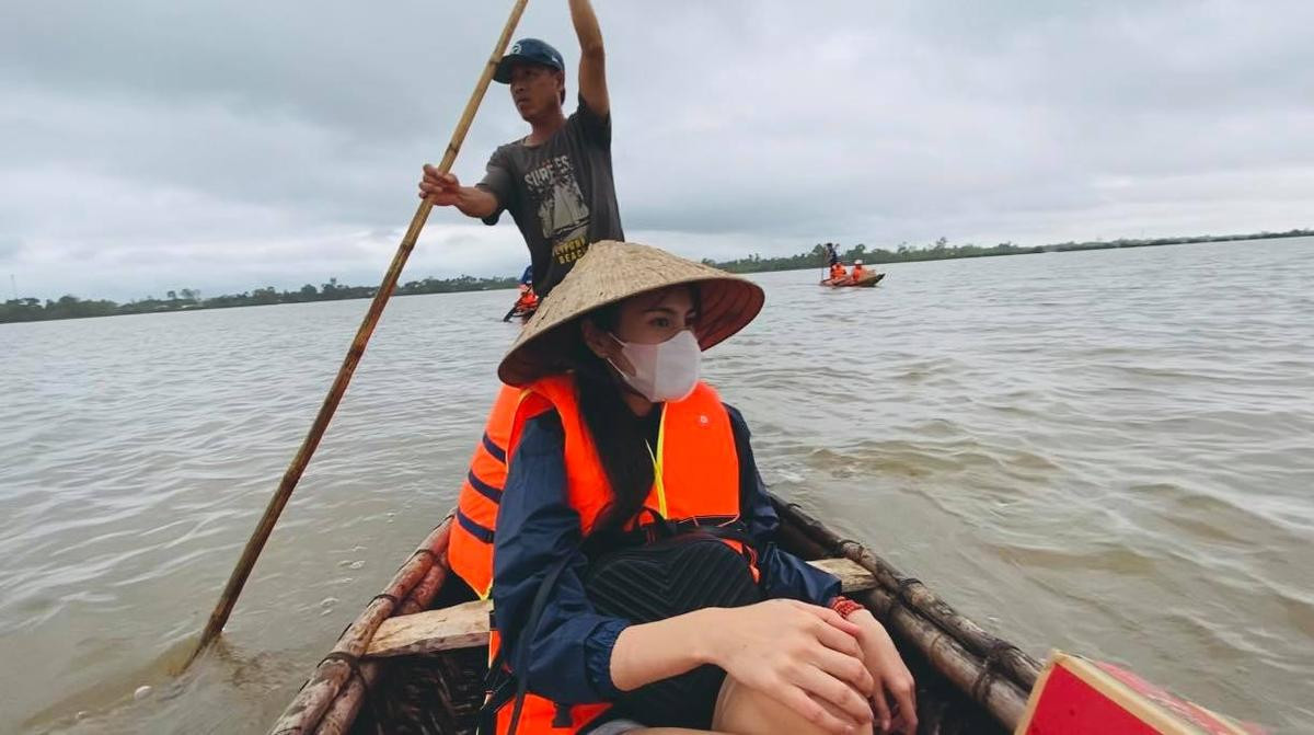 Thủy Tiên kể lại lại sự cố suýt lật thuyền trên đường, thông báo kêu gọi 30 tỷ cứu trợ Ảnh 3