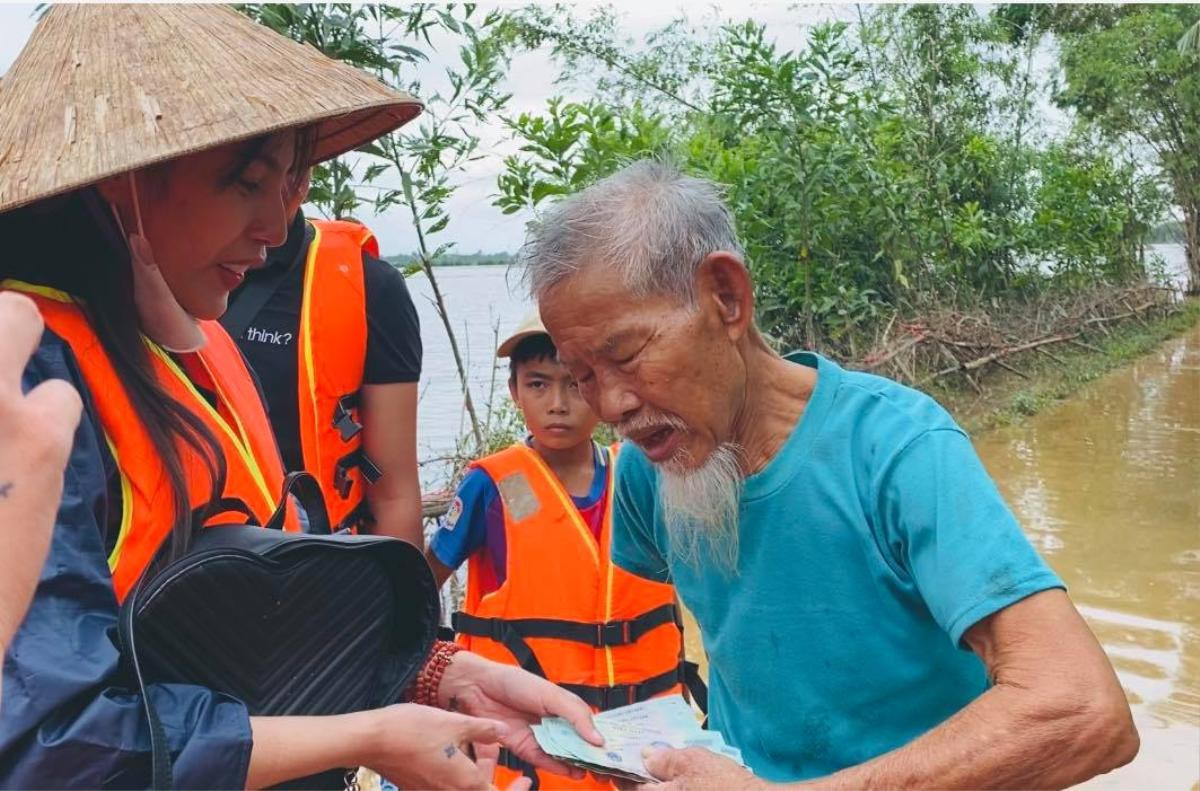 Thủy Tiên kể lại lại sự cố suýt lật thuyền trên đường, thông báo kêu gọi 30 tỷ cứu trợ Ảnh 2