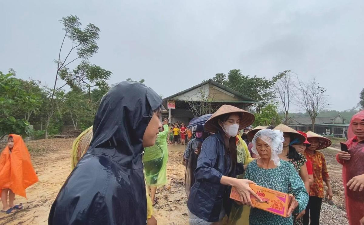 Thủy Tiên kể lại lại sự cố suýt lật thuyền trên đường, thông báo kêu gọi 30 tỷ cứu trợ Ảnh 4