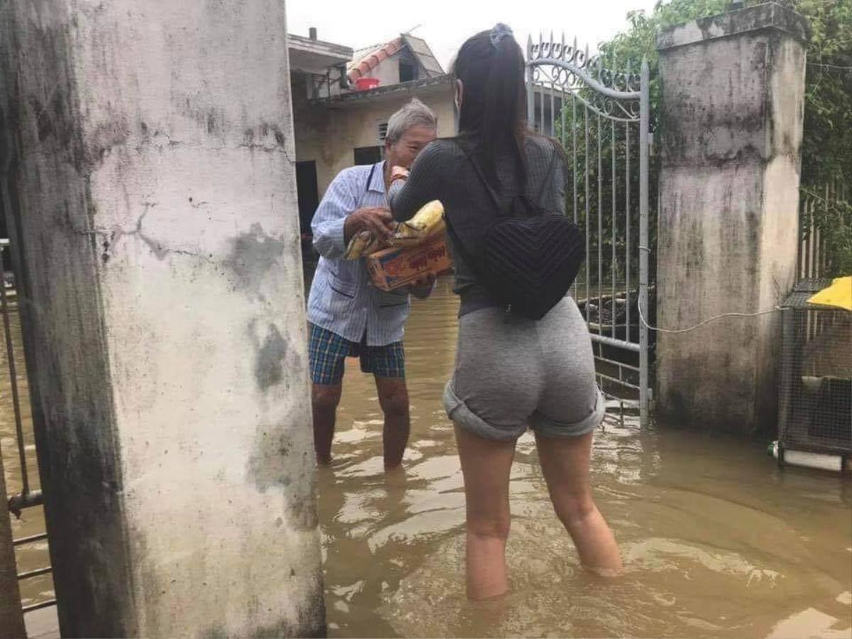 Thủy Tiên kể lại lại sự cố suýt lật thuyền trên đường, thông báo kêu gọi 30 tỷ cứu trợ Ảnh 1