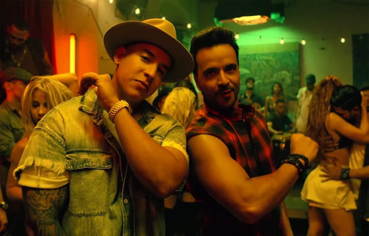 Luis Fonsi và Daddy Yankee vừa làm nên lịch sử khi siêu hit Despacito của bộ đôi vừa trở thành video cán mốc 7 tỷ lượt xem đầu tiên trên YouTube. (Ảnh: LuisFonsiVEVO)