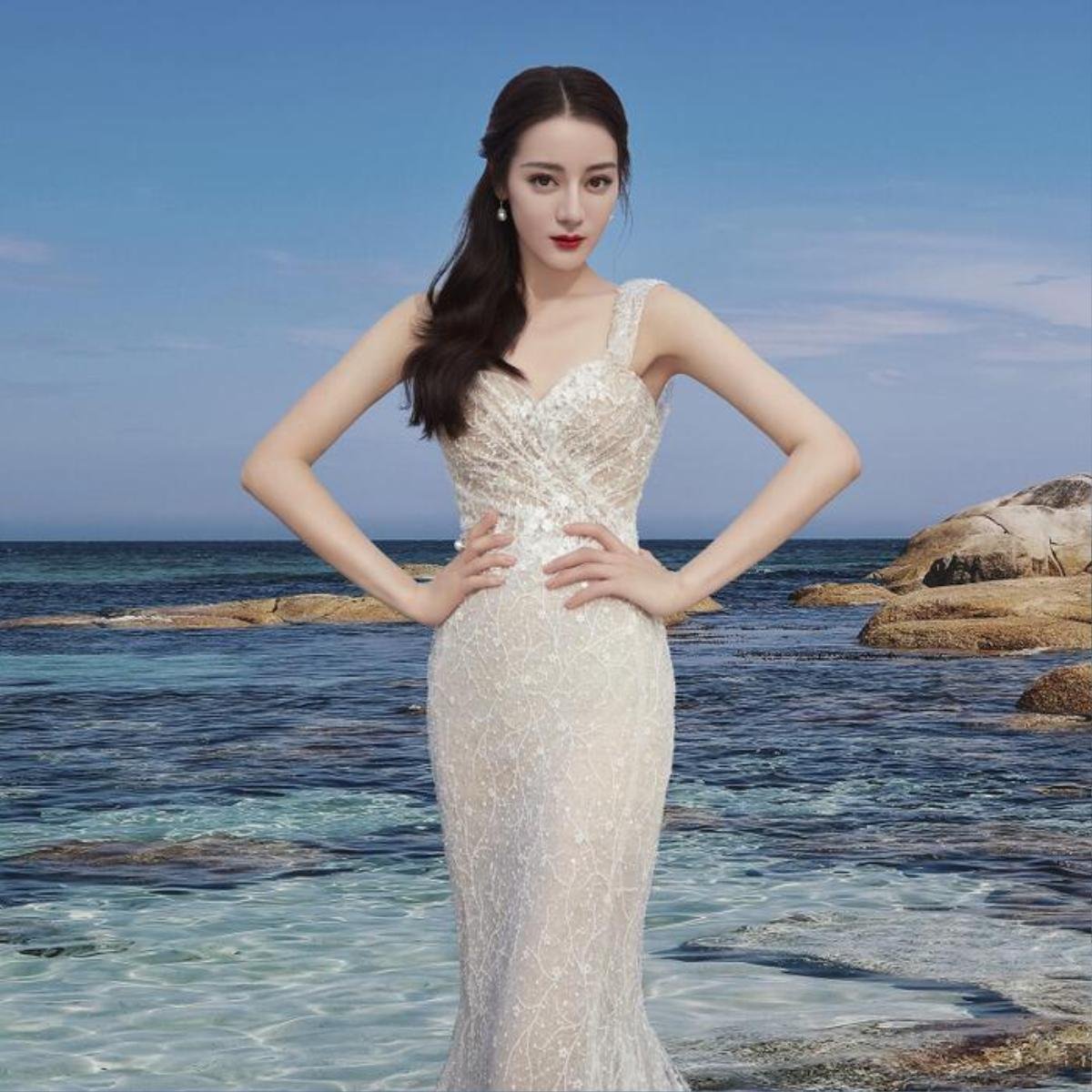 Fan ngây ngất vì Địch Lệ Nhiệt Ba & Angelababy mặc váy cưới đẹp như công chúa cổ tích Ảnh 13