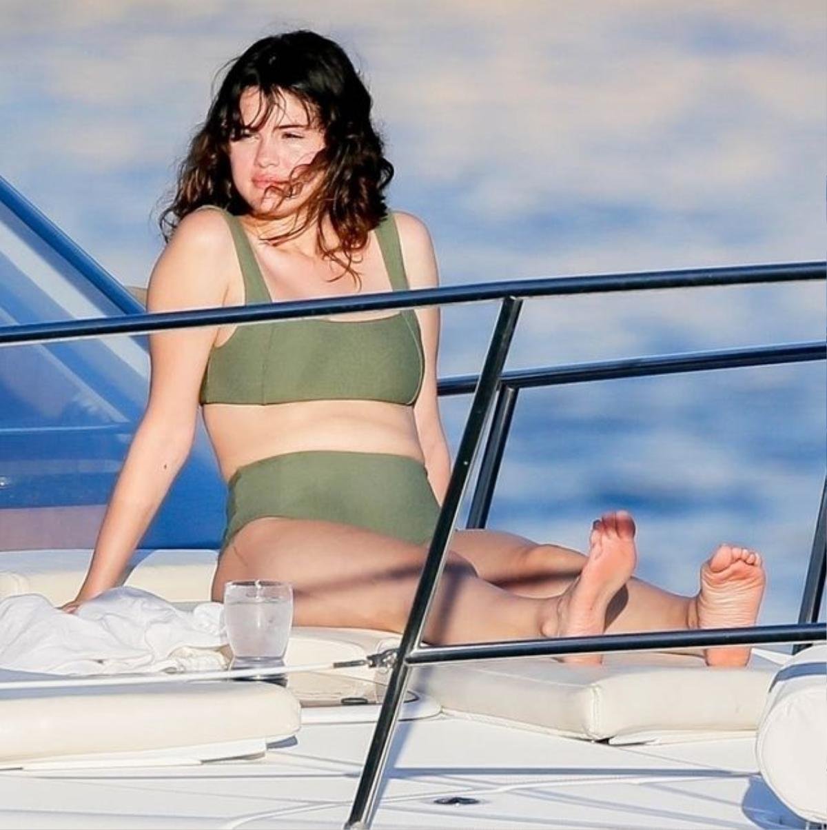 Lấy lại được vóc dáng thời hoàng kim, Selena Gomez tung hoành với bikini bốc lửa Ảnh 4