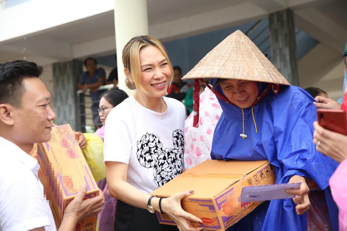 Mỹ Tâm trực tiếp tại vùng lũ Quảng Nam: Trời vẫn mưa to, cầu mong mọi việc được thuận lợi Ảnh 3