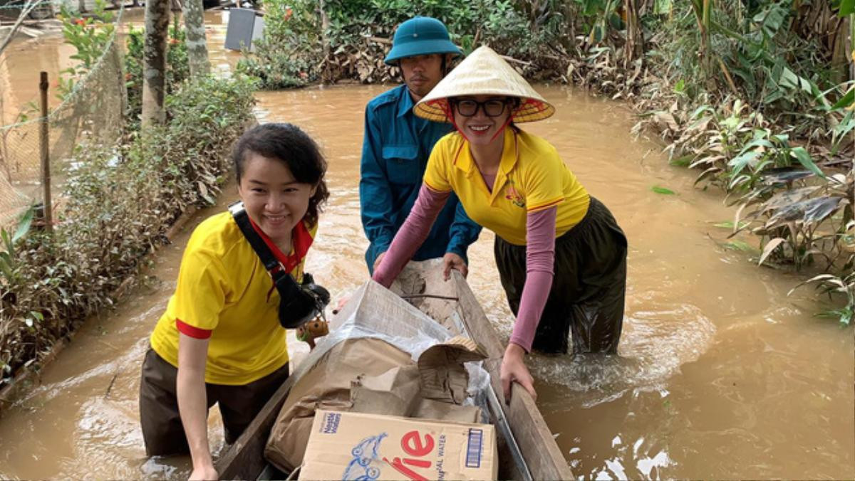 Bị so sánh với Thủy Tiên, Trang Trần đáp trả cực gắt: 'Tôi làm từ thiện hàng tuần chứ không đợi lũ mới làm' Ảnh 3