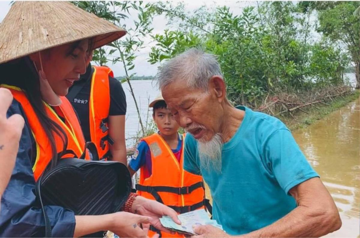 Bị so sánh với Thủy Tiên, Trang Trần đáp trả cực gắt: 'Tôi làm từ thiện hàng tuần chứ không đợi lũ mới làm' Ảnh 2