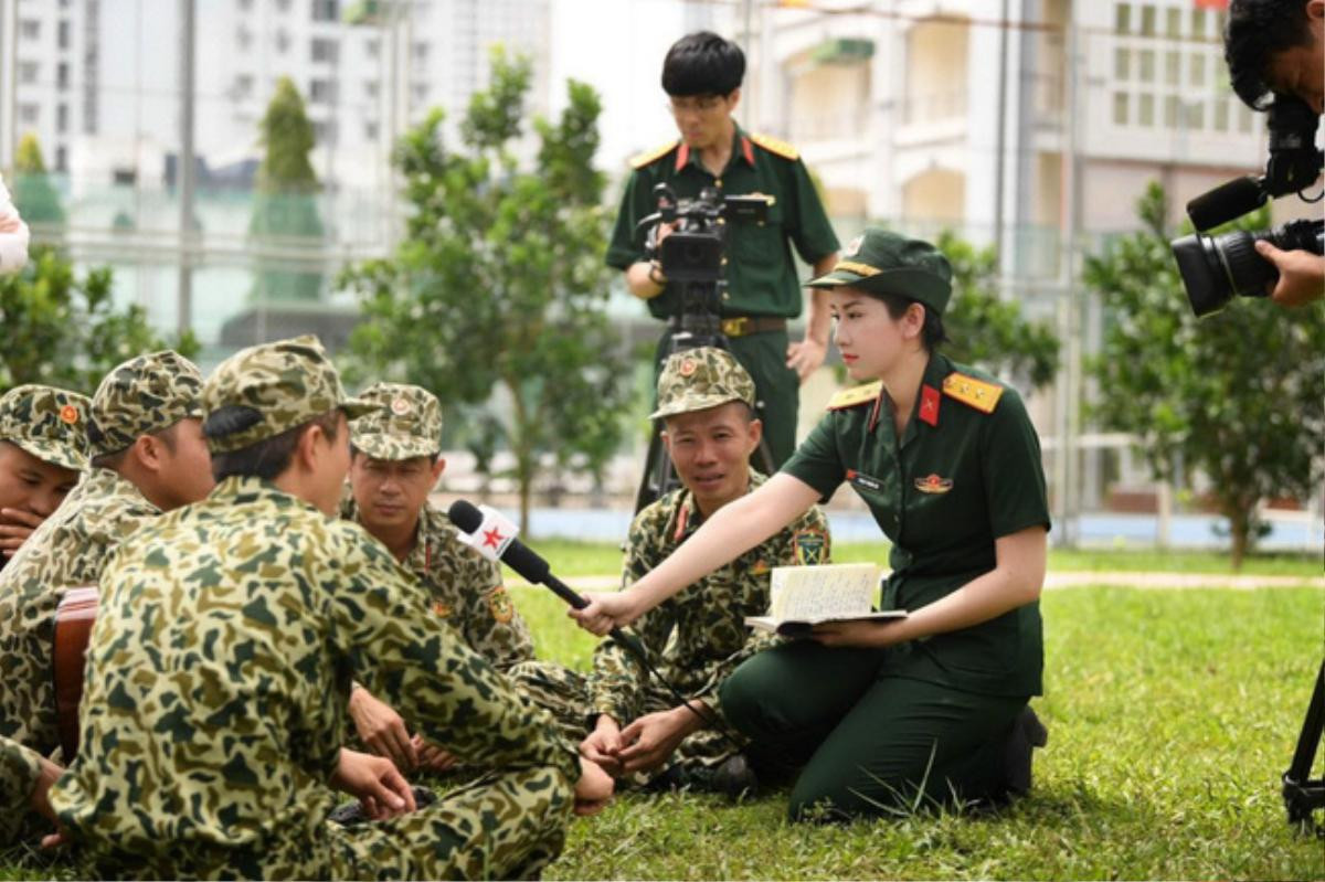 Tác nghiệp vùng lũ miền Trung, nữ phóng viên 'lọt mắt xanh' dân mạng bởi nhan sắc xinh đẹp cuốn hút Ảnh 5