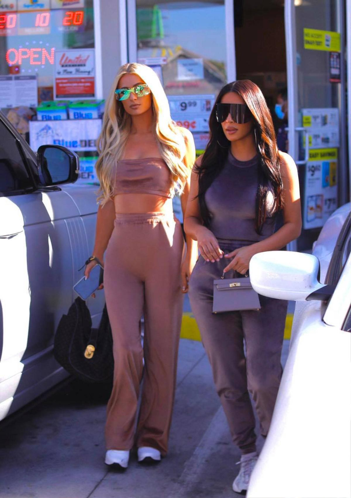 Kim Kardashian trông 'phèn' hẳn khi diện đồ đôi với Paris Hilton Ảnh 7