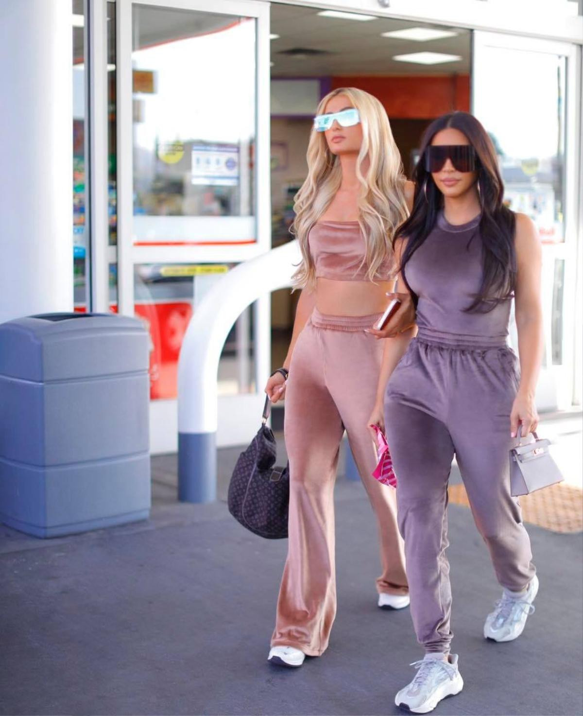 Kim Kardashian trông 'phèn' hẳn khi diện đồ đôi với Paris Hilton Ảnh 6