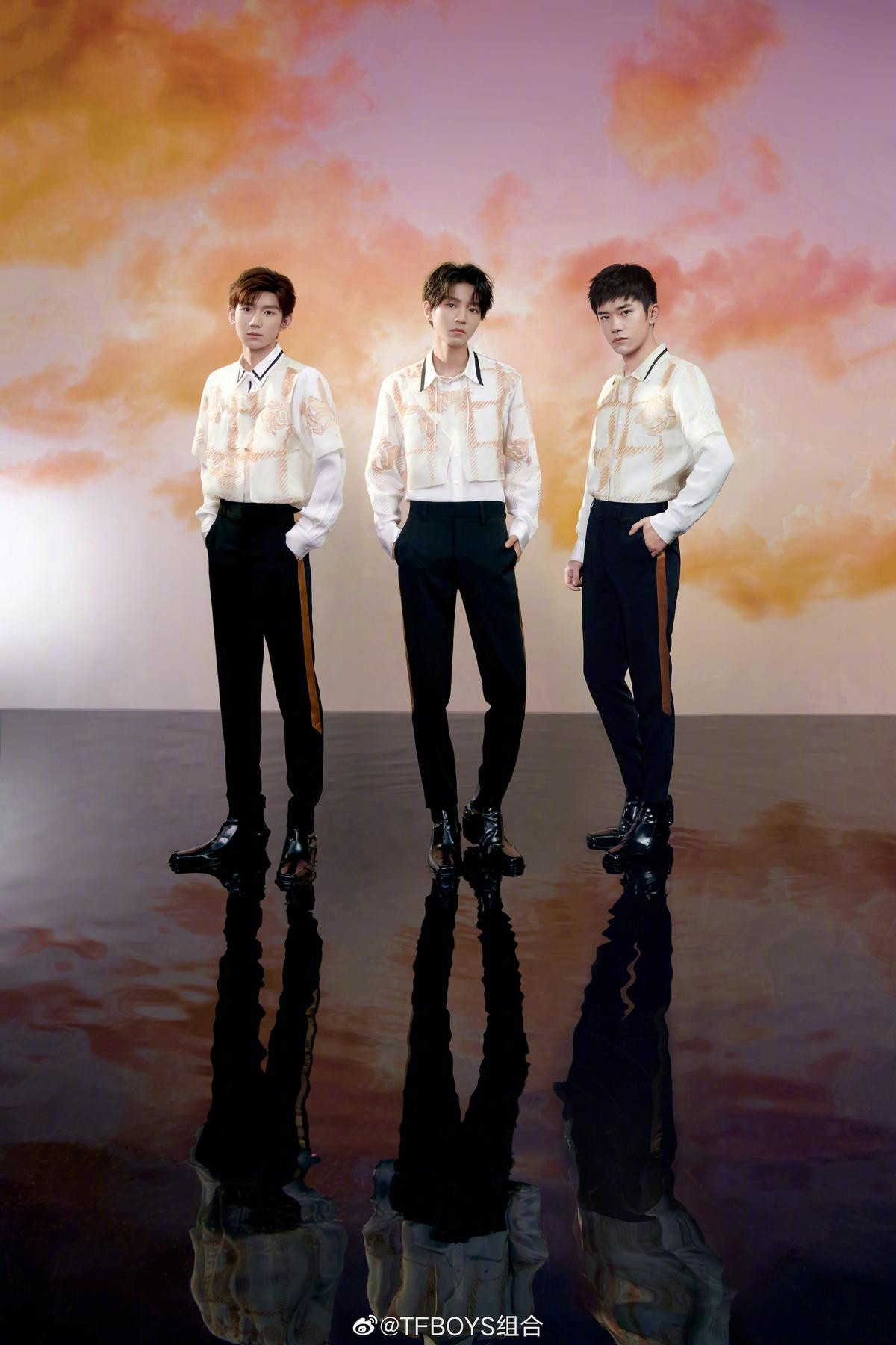 TFBoys đang thật tâm hay làm cho có trong video ủng hộ tinh thần cho đàn em? Ảnh 3