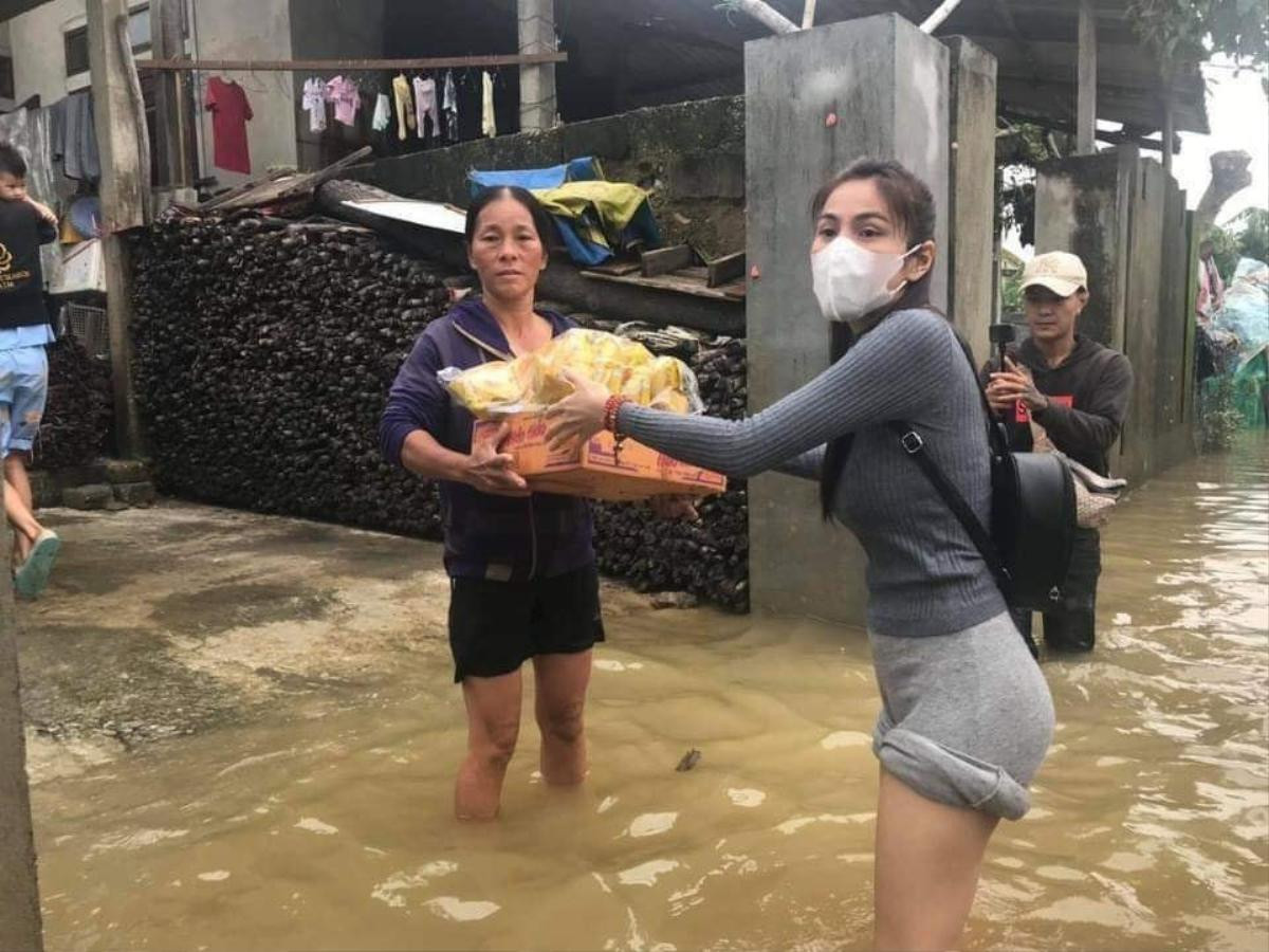 FC Thủy Tiên phản ứng gay gắt khi thần tượng bị 'soi mói' trang phục đi làm từ thiện tại vùng lũ Ảnh 6