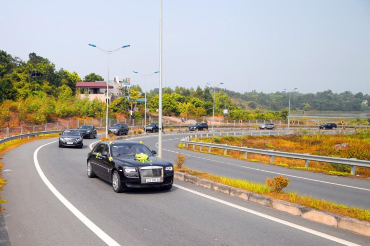 Tuyên Quang: Đám cưới siêu 'khủng' tổ chức trong lâu đài dát vàng, rước dâu bằng Rolls-Royce tứ quý 8888 Ảnh 3