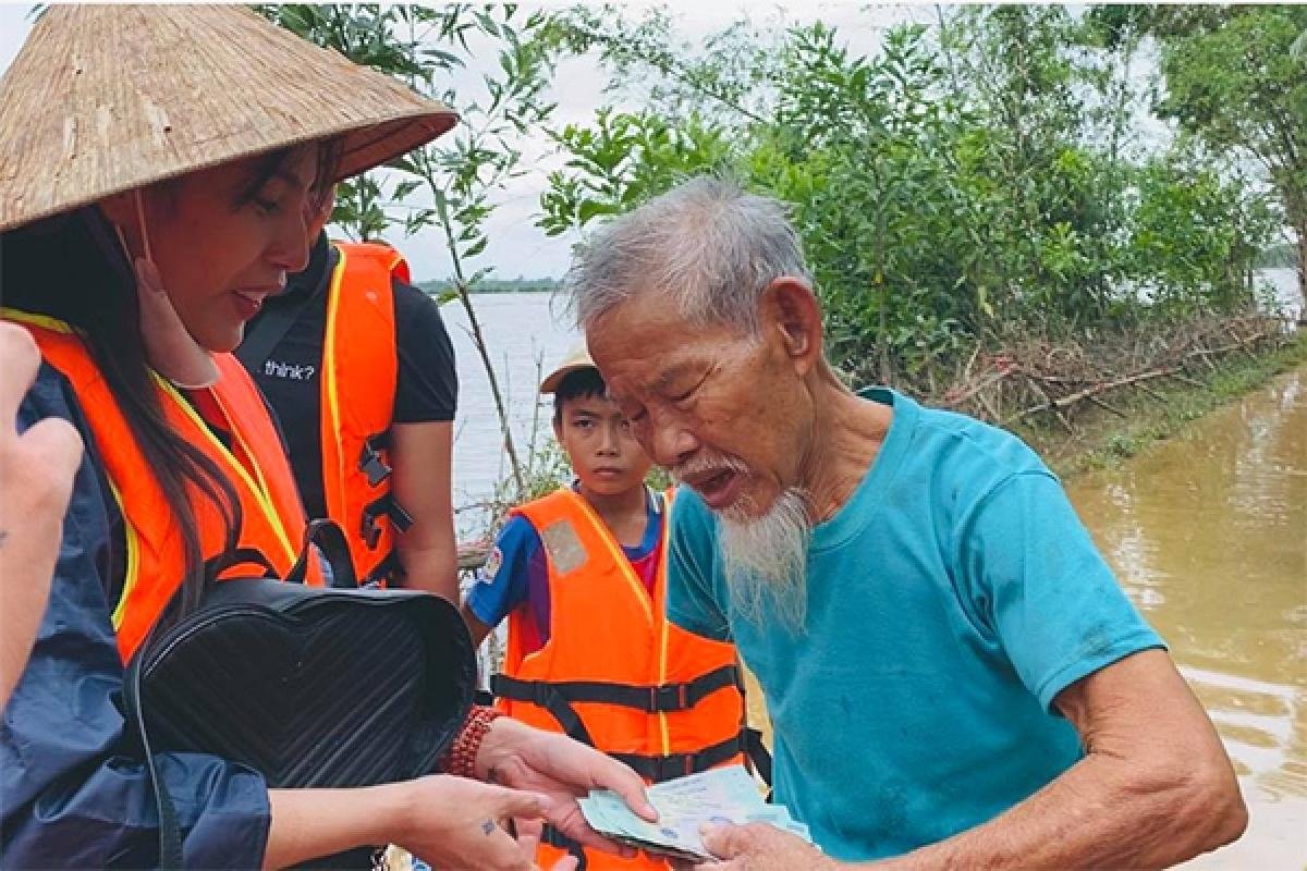 Thuỷ Tiên hé lộ lý do chưa thể về TP.HCM, đáng chú ý nhất là phản ứng của Công Vinh khi vợ chưa thể Ảnh 1