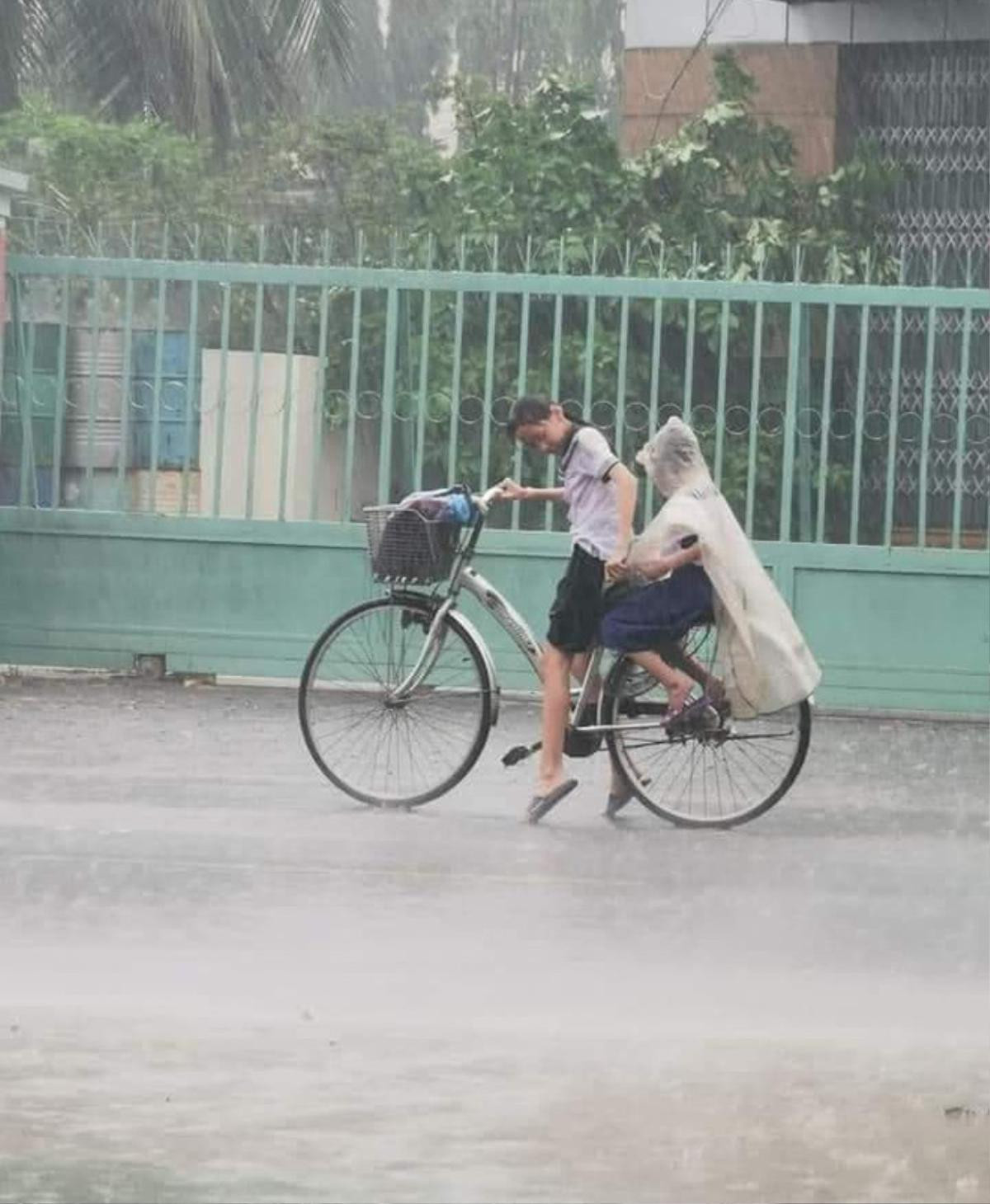 Cô chị tâm lý nhất mùa mưa lũ năm nay: Nhường hết áo mưa cho em trai, còn làm hành động bất ngờ thu về 'bão like' từ cư dân mạng Ảnh 2