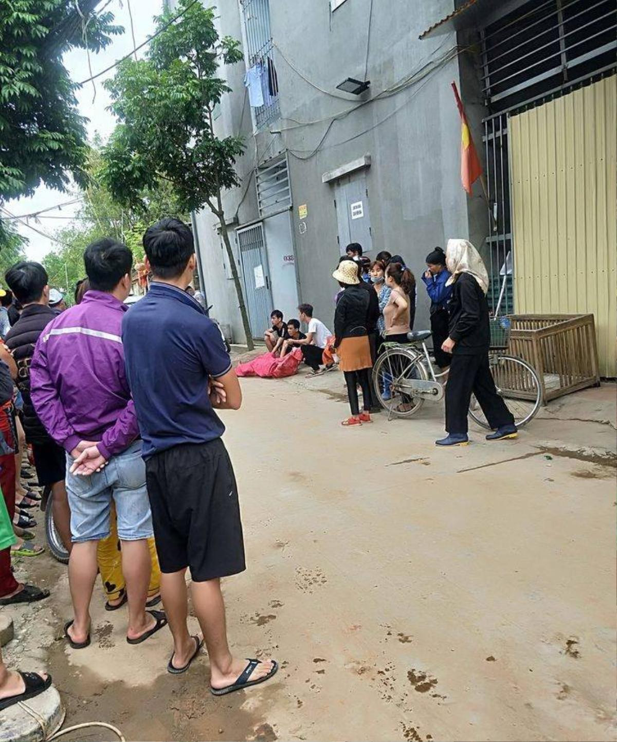 Xuống nhà trọ thăm thì phát hiện vợ ở cùng người đàn ông khác, chồng cầm dao chém 2 người thương vong Ảnh 1