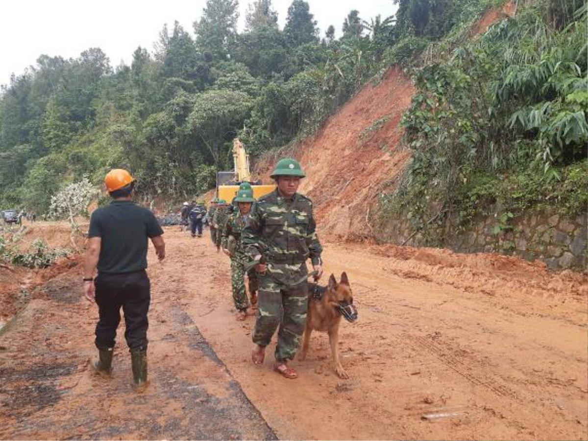 Đã tìm thấy 12 thi thể cán bộ chiến sĩ bị vùi lấp do sạt lở ở Quảng Trị, trực thăng sẵn sàng tham gia công tác cứu hộ Ảnh 2